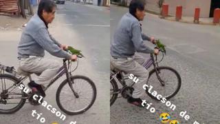 Loro sirve de claxon a abuelito montado en su bicicleta y arrasa en TikTok