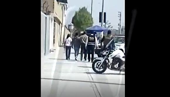Captan el preciso instante en donde policías llevan al alumno que disparó a sus compañeros (VIDEO)
