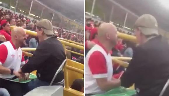 La emotiva forma en que un hombre le cuenta un partido de fútbol a su amigo ciego