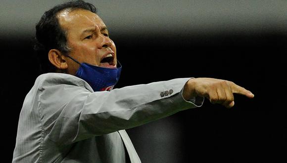 Juan Reynoso se refirió a la posibilidad que Perú pueda jugar en altura. (Foto: AFP)