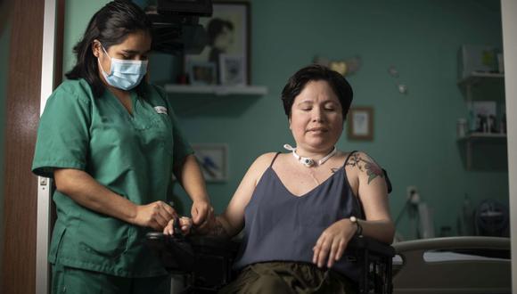 Zulma Soriano es una de las enfermeras que asisten a Ana Estrada en su casa de Miraflores. pasa sus días mentalizada en el proceso que afronta. “Haber sido escuchada es una primera conquista”, dice sobre la audiencia en la que participó. (Elías Alfageme)