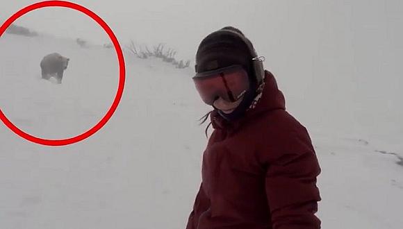 YouTube: Ella practicaba snowboard y atrás la perseguía un oso [VIDEO]
