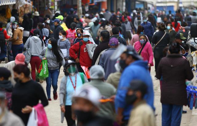 Gran cantidad de personas se aglomeran en mercados a un día de inmovilización social obligatoria dominical. (Foto: Fernando Sangama / GEC)