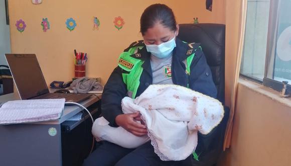 Arequipa: Abuela denuncia a su propio hijo y nuera por el presunto abandono material y moral de su nieto de un mes de nacido, a quien dejaron en su casa.
