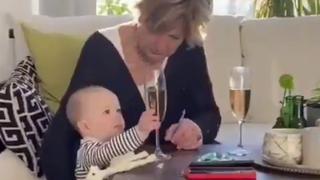 Mujer abre el debate en Internet por aparentemente preferir salvar su copa de champán en vez de un bebé