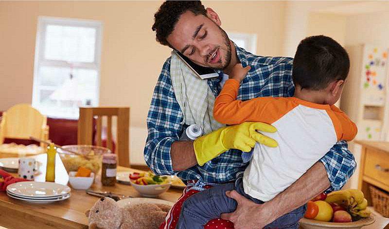 ¿Papá en casa? No juzgues, los quehaceres del hogar son trabajo