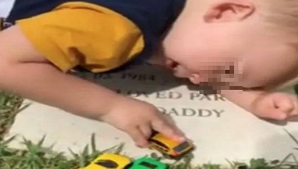Niño visita a su papá fallecido y le canta en su tumba | VIDEO
