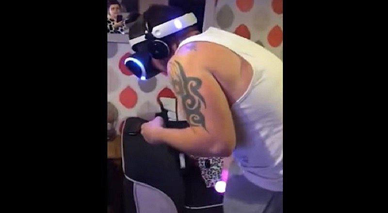 YouTube: abre la puerta y descubre a su esposo en estas circunstancias (VIDEO)