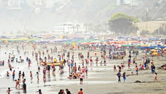 Veraneantes invaden las playas de Lima ante el fuerte calor