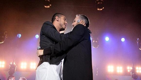 Miguel Bosé y Manuel Medrano se dan apasionado beso en pleno concierto (VIDEO)