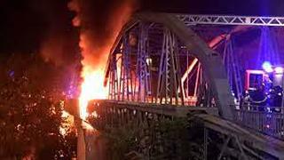 Se lamentan por incendio que destroza el “Puente de Hierro”, símbolo de la Roma industrial