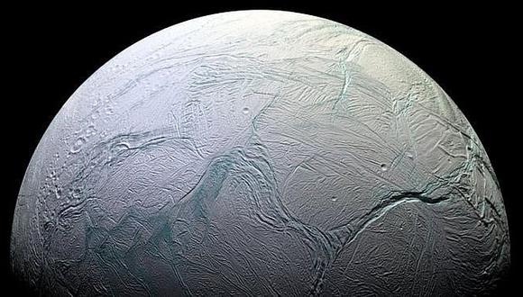 Encélado, una luna de Saturno, es el mejor lugar para buscar vida