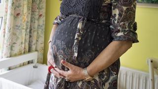 Empresa fuerza a mujer a trabajar en sección de ropa para bebés tras padecer un aborto espontáneo