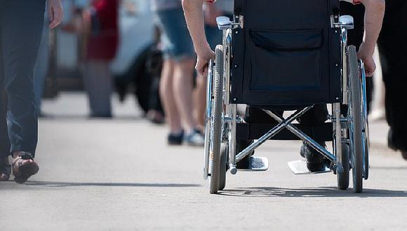 Mal diagnóstico lo postró a silla de ruedas por 43 años y ¡hoy puede caminar!