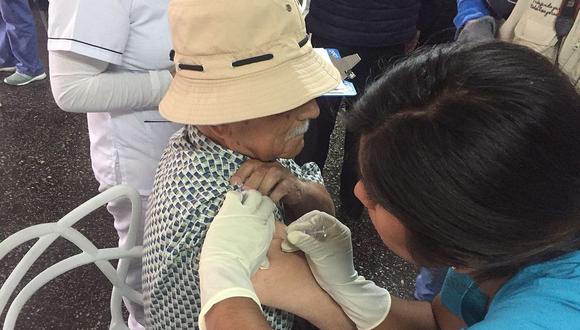 Rímac: Vacunan a más de 300 abuelitos en albergue Canevaro