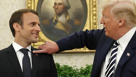 ​Trump le quita la caspa del hombro al presidente francés Macron (VIDEO)