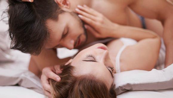4 posturas íntimas que puedes realizar con una almohada