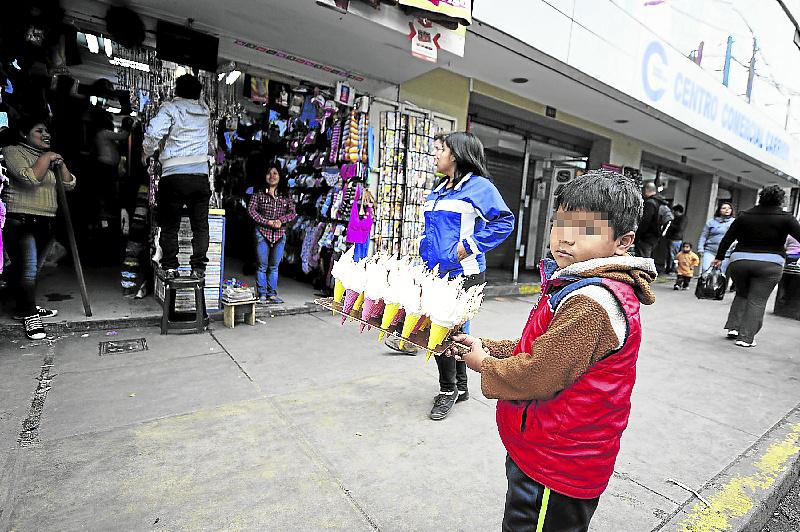 Niños "celebran" su día trabajando en las calles