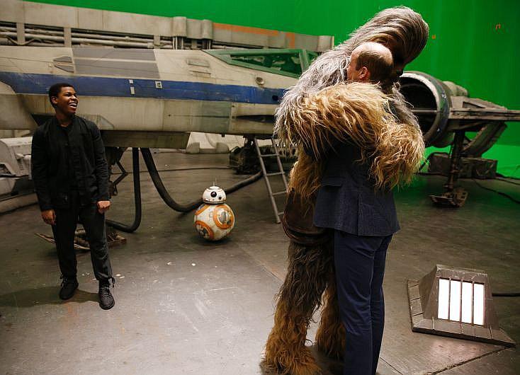 Star Wars: Chewbacca conmovió a los príncipes Guillermo y Harry [VIDEO]  