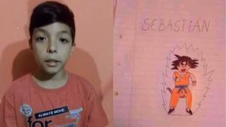 Niño vende los dibujos para ahorrar y comprarse una pelota para jugar con sus amigos