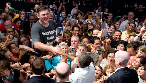 Igor Vovkovinskiy tuvo un momento de fama en 2009, cuando Barack Obama notó su presencia durante un mitin. (Foto: SAUL LOEB / AFP)