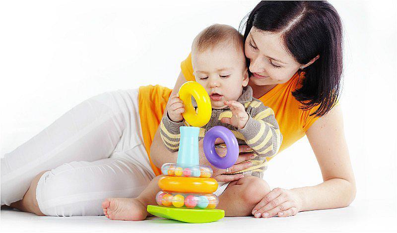 ¿Qué necesita un bebé como primeros juguetes?