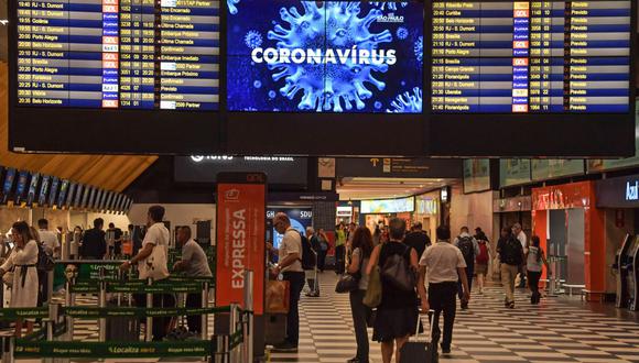 Una advertencia sobre el nuevo coronavirus, COVID-19, se muestra en una pantalla en el aeropuerto de Congonhas, en Sao Paulo, Brasil, el 12 de marzo de 2020 (Foto de NELSON ALMEIDA / AFP).