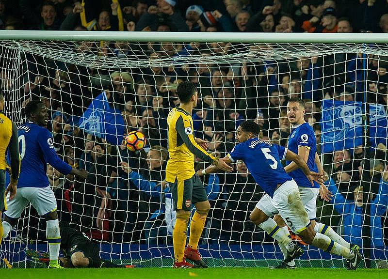 Premier League: Everton remonta y derrota 2-1 al poderoso Arsenal 