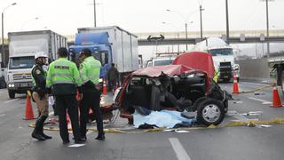 Los Olivos: choque de auto contra camión deja un muerto y una persona herida en la Panamericana Norte 