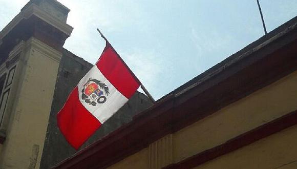 Cercado de Lima: bandera es colocada de esta lamentable manera