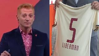 ¿Periodista argentino de Fox Sports no se convenció con camiseta de Universitario que le regalaron?