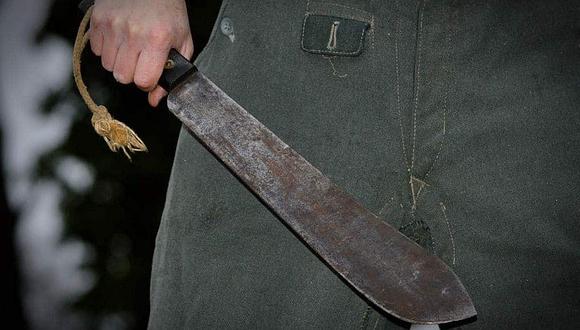 ​Hombre con machete se “aloca” y hiere de gravedad a policías y mujer