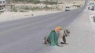 Anciana que gatea todos los días para cruzar la carretera recibirá apoyo de Pensión 65│FOTOS