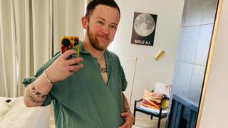 EE.UU.: Hombre trans pide que no lo llamen “mamá” tras dar a luz a su hijo