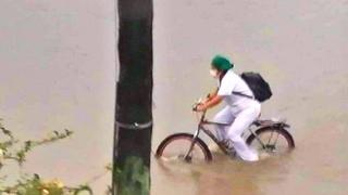 Enfermera en bicicleta cruza zonas infectadas para atender pacientes en la pandemia | FOTO