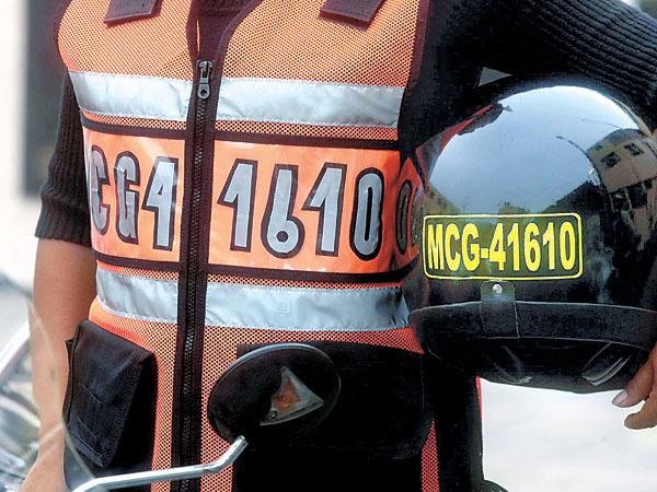 Multa a motociclistas que no porten chaleco ni casco