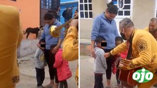 Niño paga con sus canicas y pocas propinas a mariachis para que le den serenata a su madre | VIDEO