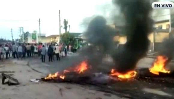 Los protestantes han quemado llantas y se agrupan para impedir que los vehículos circulen. Foto: RPP Noticias