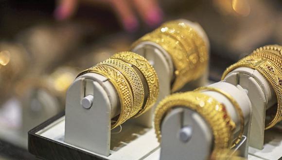 Customers browse gold jewlery at Tanishq   jewelry store of Titan Company Ltd., in Mumbai, India, on Friday, Oct 26, 2019. Photographer: Dhiraj Singh/Bloomberg