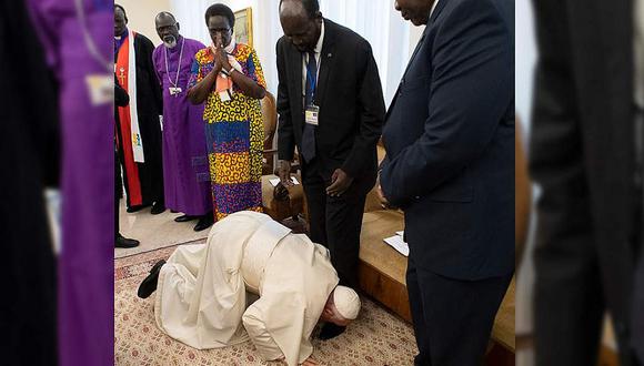 Papa Francisco besa pies del presidente y vicepresidente de Sudán para pedir la paz (VIDEO)