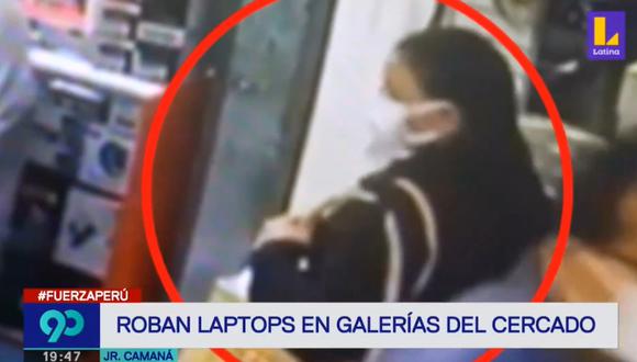 En las imágenes se puede ver como mujer se lleva una laptop. (Captura: Latina)