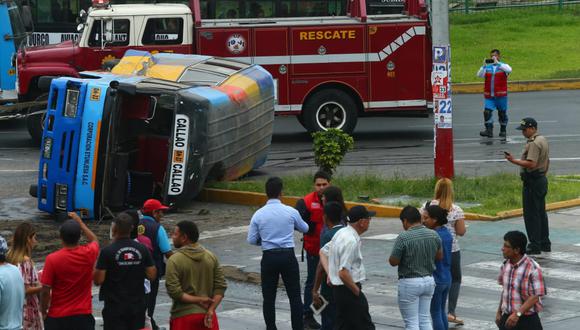 Accidente de custer de la empresa corporación etunijesa sac, deja 15 heridos en san Martín de Porres,conductor Venezolano se dio a la fuga.
Fotos: Gonzalo Córdova