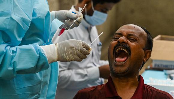 La variante Delta fue detectada primero en India. Un trabajador de la salud toma una muestra para una prueba de coronavirus en un centro de salud en Nueva Delhi. (Foto de Prakash SINGH / AFP).
