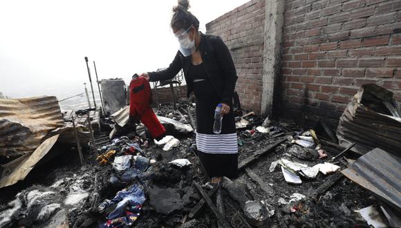 Isabel Chávez perdió todas sus pertenencias luego de que el padre de sus hijos incendiara su casa en San Juan de Lurigancho. (Foto: Diana Marcelo)