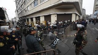 Policías de la Dinoes ingresaron a las inmediaciones del Congreso de la República para reforzar seguridad 