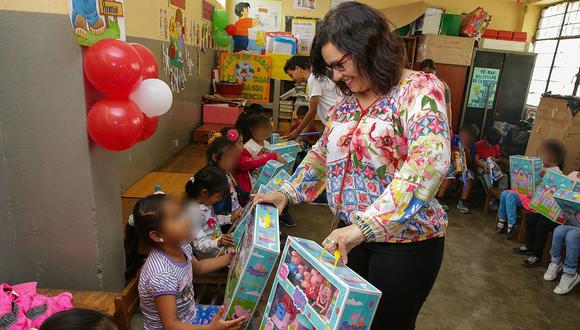 Primera dama llegó a Manchay y Pachacamac para entregar regalos a niños por Navidad (FOTOS)