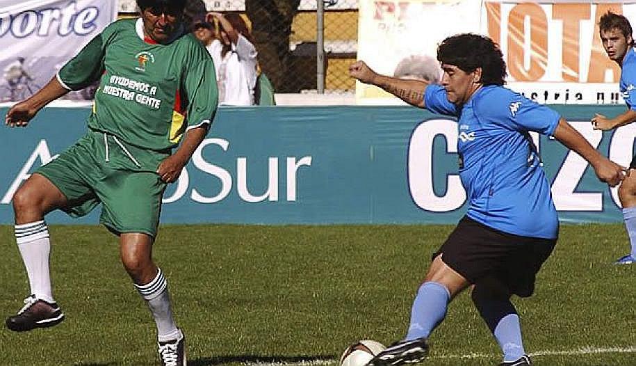 ​Evo Morales saluda a Maradona, el mejor futbolista de todos los tiempos
