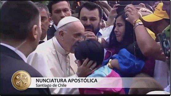 ​Papa Francisco se detuvo para dar bendición a niño con discapacidad física (VÍDEO)