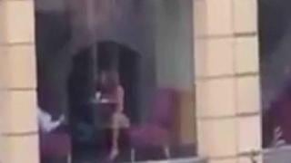 YouTube: Captan a mujer "tocándose" en pleno Starbucks [VIDEO]