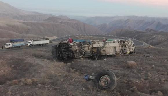 Así quedó el bus tras despistarse y volcarse en el que 17 pasajeros perdieron la vida. (Foto: Nasca Informa/Facebook)
